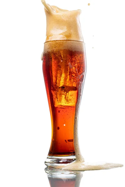 Plons Van Vallend Ijs Glas Met Schuimig Bier Witte Achtergrond — Stockfoto