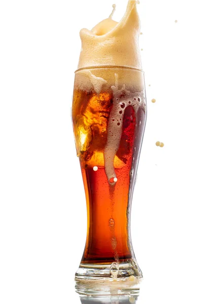 Plons Van Vallend Ijs Glas Met Schuimig Bier Witte Achtergrond — Stockfoto