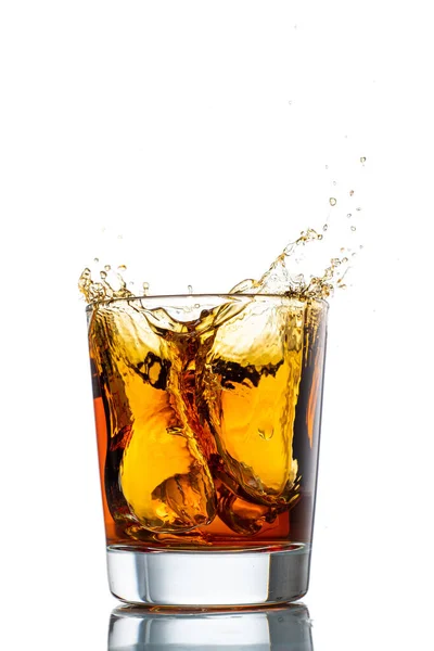 Splash Glas Mit Whiskey Aus Fallendem Eis Auf Weißem Hintergrund — Stockfoto