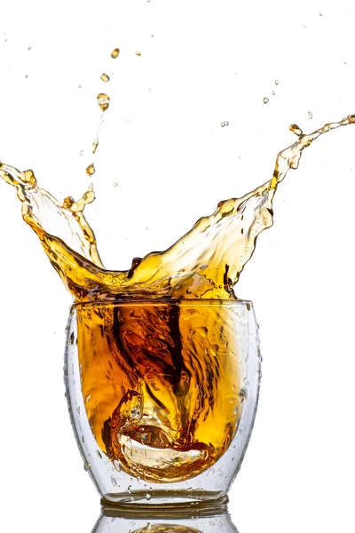 Splash Glas Mit Whiskey Aus Fallendem Eis Auf Weißem Hintergrund — Stockfoto