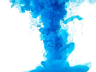 Mavi boya, beyaz bir arkaplanda suda çözünür. Bulut ya da duman gibi.