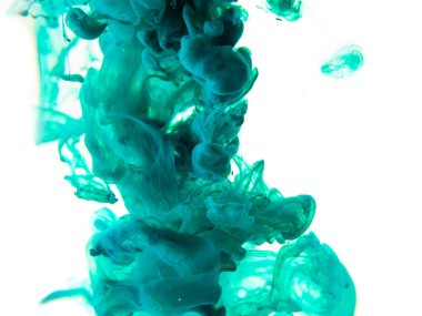 Mavi boya, beyaz bir arkaplanda suda çözünür. Bulut ya da duman gibi.