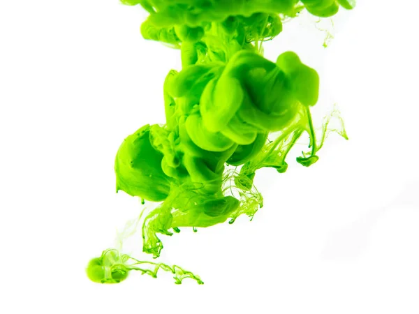 薄緑色の塗料は雲や煙のように白い背景に水に溶解します — ストック写真
