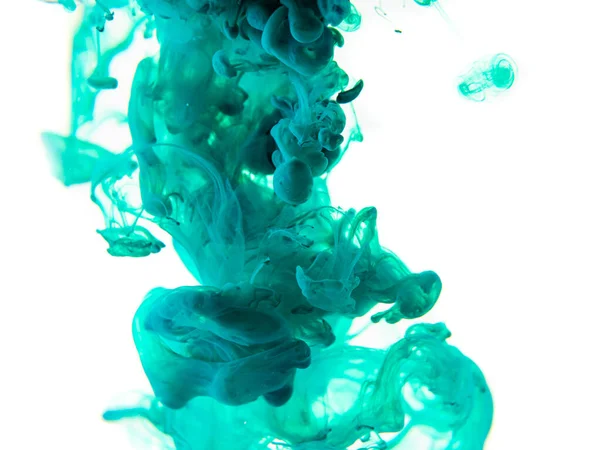 Mavi boya, beyaz bir arkaplanda suda çözünür. Bulut ya da duman gibi.