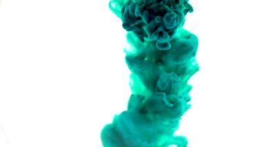 Turkuaz boya, bulutlar gibi beyaz bir zeminde suda çözünür.