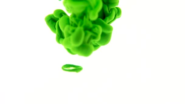 绿松石颜料在白色的背景上溶于水 像云彩或烟雾 — 图库视频影像