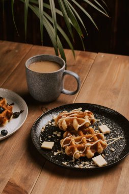 Belçika Waffle 'ı, dondurmalı ve kahveli.