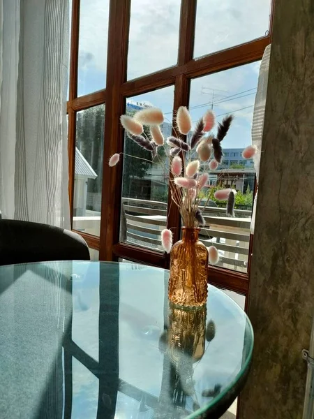 Vas Pada Tabel Kaca Dengan Tampilan Jendela Yang Jelas Luar — Stok Foto