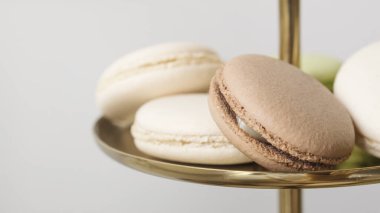 Altın pasta standında beyaz, kahverengi ve yeşil pastalar. Doğum günü için şenlik masası. Pasta ve fırın konsepti. Düğün partisinde kek ve tatlı olan tatlı bir bar.