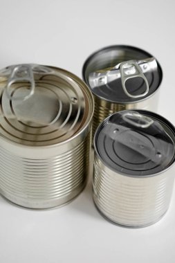 Gri arka planda boş teneke kutular, seçici odaklanma. Geri dönüşüm, ekoloji ve minimalizm kavramı. Plastik atık. Doğa çöplüğü, ekoloji çevre koruma kavramı.