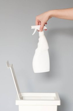 Bir el geri dönüşüm kutusuna boş beyaz plastik bir temizlik ürünü koyar. Çevreyle ilgilenen aktivist, plastik atıkları doğru geri dönüşüm bağına ayırıyor. Plastiğin geri dönüşümü kavramı