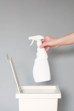 Bir el geri dönüşüm kutusuna boş beyaz plastik bir temizlik ürünü koyar. Çevreyle ilgilenen aktivist, plastik atıkları doğru geri dönüşüm bağına ayırıyor. Plastiğin geri dönüşümü kavramı