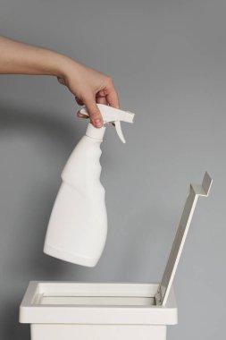 Bir el geri dönüşüm kutusuna boş beyaz plastik bir temizlik ürünü koyar. Çevreyle ilgilenen aktivist, plastik atıkları doğru geri dönüşüm bağına ayırıyor. Plastiğin geri dönüşümü kavramı