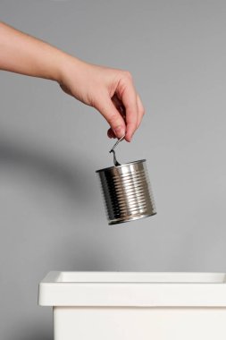 El, çöp kutusuna geri dönüşüm için boş teneke kutu koyuyor. Çevreyle ilgilenen aktivist, teneke kutuları düzgün geri dönüşüm çöpüne ayırıyor. Plastik ve ekoloji kavramı