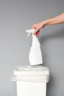 Bir el geri dönüşüm kutusuna boş beyaz plastik bir temizlik ürünü koyar. Çevreyle ilgilenen aktivist, plastik atıkları doğru geri dönüşüm bağına ayırıyor. Plastiğin geri dönüşümü kavramı