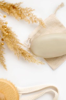 sabun, telli eko çanta, kayın diş fırçası, vücut fırçası ve arka plandaki diğer spa objeleri. Üst manzara, düz yatış. Cilt bakımı, vücut tedavisi kavramı.