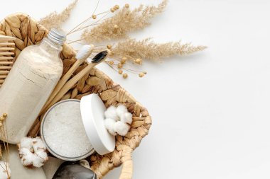 Vücut fırçası, kayın diş fırçası, deniz banyosu tuzu, iki çeşit sabun, ahşap saç tarağı ve arka plandaki diğer spa nesneleri. Üst manzara, düz yatış. Cilt bakımı, vücut tedavisi. Metin için boşluk.