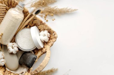 Vücut fırçası, kayın diş fırçası, deniz banyosu tuzu, iki çeşit sabun, ahşap saç tarağı ve arka plandaki diğer spa nesneleri. Üst manzara, düz yatış. Cilt bakımı, vücut tedavisi. Metin için boşluk.