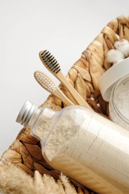 Vücut fırçası, kayın diş fırçası, deniz banyosu tuzu, iki çeşit sabun, ahşap saç tarağı ve arka plandaki diğer spa nesneleri. Üst manzara, düz yatış. Cilt bakımı, vücut tedavisi. Metin için boşluk.