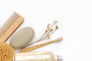 sabun, telli eko çanta, kayın diş fırçası, vücut fırçası ve arka plandaki diğer spa objeleri. Üst manzara, düz yatış. Cilt bakımı, vücut tedavisi kavramı.