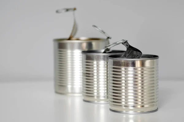 Latas Vacías Sobre Fondo Gris Enfoque Selectivo Concepto Reciclaje Ecología —  Fotos de Stock