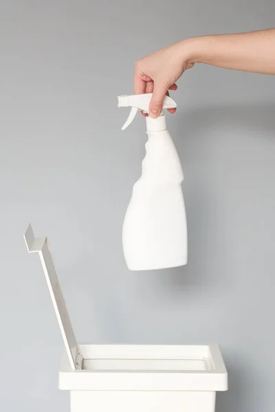 Egy Kéz Egy Üres Fehér Műanyag Flakon Tisztítószert Tesz Egy — Stock Fotó