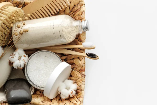 Vücut fırçası, kayın diş fırçası, deniz banyosu tuzu, iki çeşit sabun, ahşap saç tarağı ve arka plandaki diğer spa nesneleri. Üst manzara, düz yatış. Cilt bakımı, vücut tedavisi. Metin için boşluk.