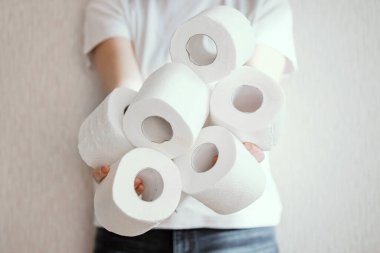 2020 'deki Coronavirus COVID-19 salgını sırasında paniği temsil eden pek çok tuvalet kağıdı tutuyor. Koronavirüs yüzünden karantina ve ekonomik kriz hazırlığı. Hijyen kavramı.