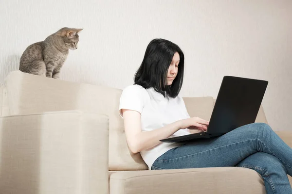 Une Jeune Femme Travaille Chez Elle Alors Elle Est Assise — Photo