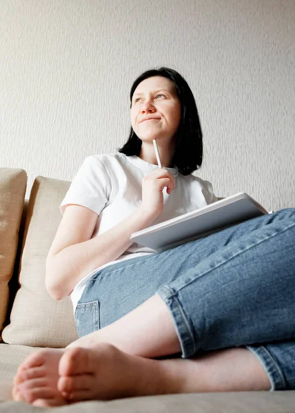 Een Meisje Jeans Een Wit Shirt Zit Een Bank Denkt — Stockfoto