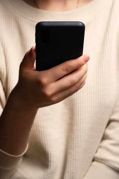 Primer Plano Una Mujer Usando Teléfono Inteligente Móvil Smartphone Manos —  Fotos de Stock