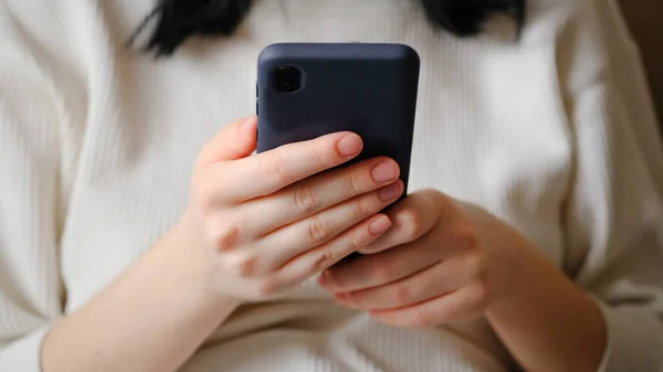 Chica Tiene Teléfono Inteligente Sus Manos Teléfono Inteligente Pantalla Táctil —  Fotos de Stock