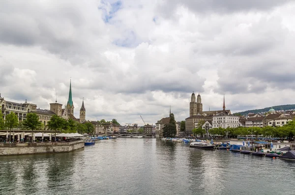 Udsigt over Limmat-floden i Zurich - Stock-foto