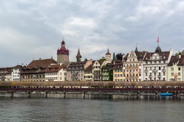 Lucerne ile Kapellbrucke görünümünü — Stok fotoğraf