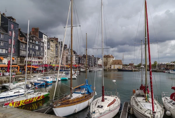옹 플 뢰 르, 프랑스의 오래 된 항구 — 스톡 사진