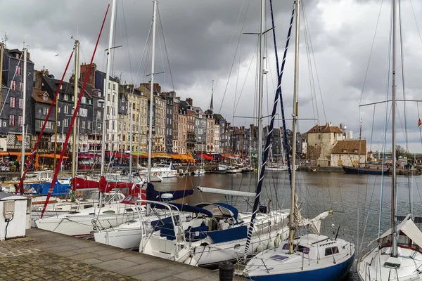 Puerto viejo en Honfleur, Francia — Foto de Stock