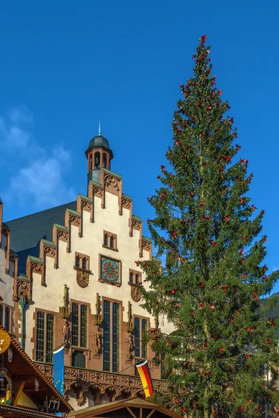 Árbol de Navidad frente al ayuntamiento de Frankfurt — Foto de Stock