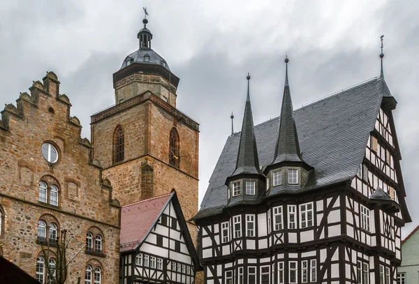 Alsfeld rådhuset och kyrkan, Tyskland — Stockfoto