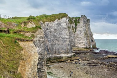 Fransa 'nın Etretat kentindeki Normandiya Alabaster kıyısındaki doğal kayalıklar
