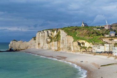 Fransa 'nın Etretat kentindeki Normandiya Alabaster kıyısındaki doğal kayalıklar