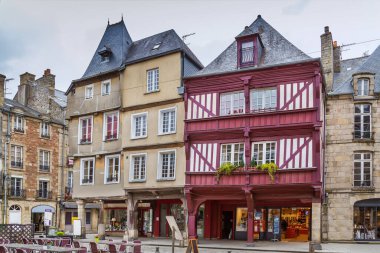 Dinan şehir merkezinde yarı keresteli evleri olan cadde, Brittany, Fransa