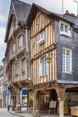 Dinan şehir merkezinde yarı keresteli evleri olan cadde, Brittany, Fransa