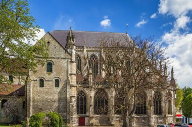 Saint Etienne Kilisesi, Roma 'dan Fransa' nın Flamboyant Gotik tarzı Beauvais 'e uyumlu bir geçişi temsil eder.