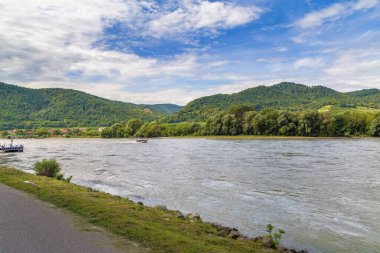 Durnstein yakınlarındaki Tuna Nehri manzarası, Avusturya