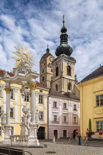 Náměstí Kremži Dunaji Výhledem Kostel Nikolaje Frauenbergkirche Rakousko — Stock fotografie