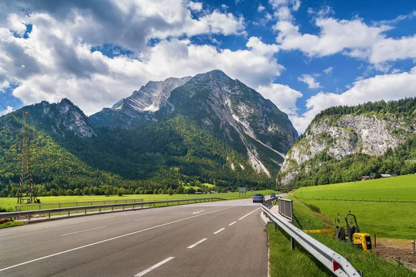オーストリアのシリアにあるアルプスの山の風景とハイウェイSalzkammergut — ストック写真