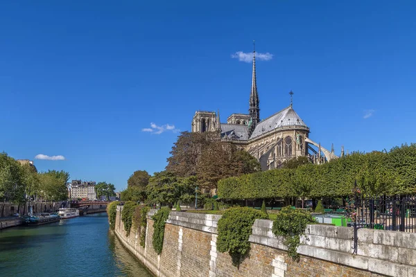 ノートルダム パリは フランスのパリにある中世のカトリック大聖堂です セーヌ橋からの大聖堂聖歌隊の眺め — ストック写真
