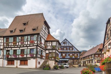 Dambach la Ville, Alsace, Fransa 'da tarihi evleri olan Pazar Meydanı