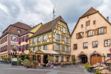 Ribeauville, Alsace, Fransa 'da tarihi evleri olan bir sokak.