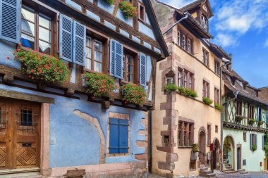 Riquewihr, Alsace, Fransa 'da tarihi evleri olan cadde